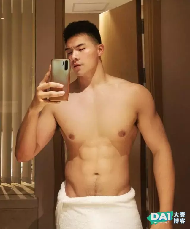 这枚身材壮硕的正装肌肉帅哥有点迷人 这枚身材壮硕的正装肌肉帅哥有点迷人