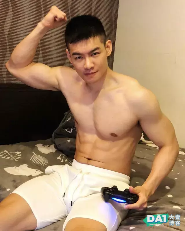 身材健壮迷人的肌肉型男,有点上头哦 身材健壮迷人的肌肉型男,有点上头哦