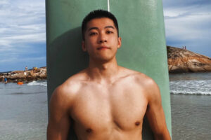 海边冲浪的黑皮帅哥，野蛮体魄真给力！-大壹博客