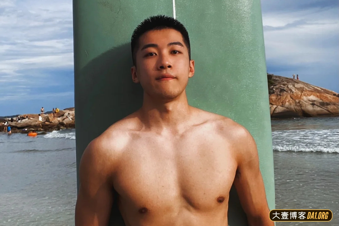 海边冲浪的黑皮帅哥，野蛮体魄真给力！-大壹博客