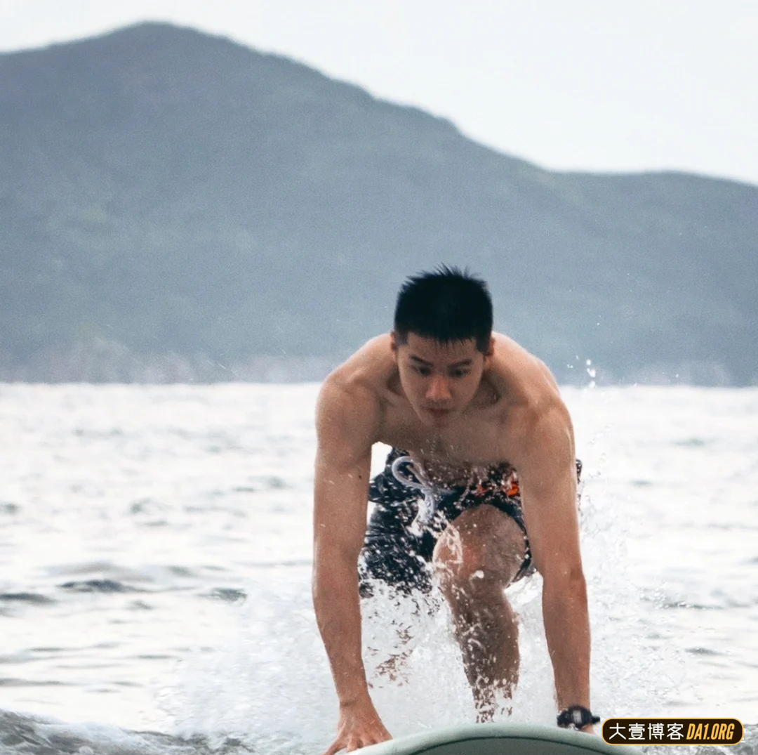 海边冲浪的黑皮帅哥，野蛮体魄真给力！