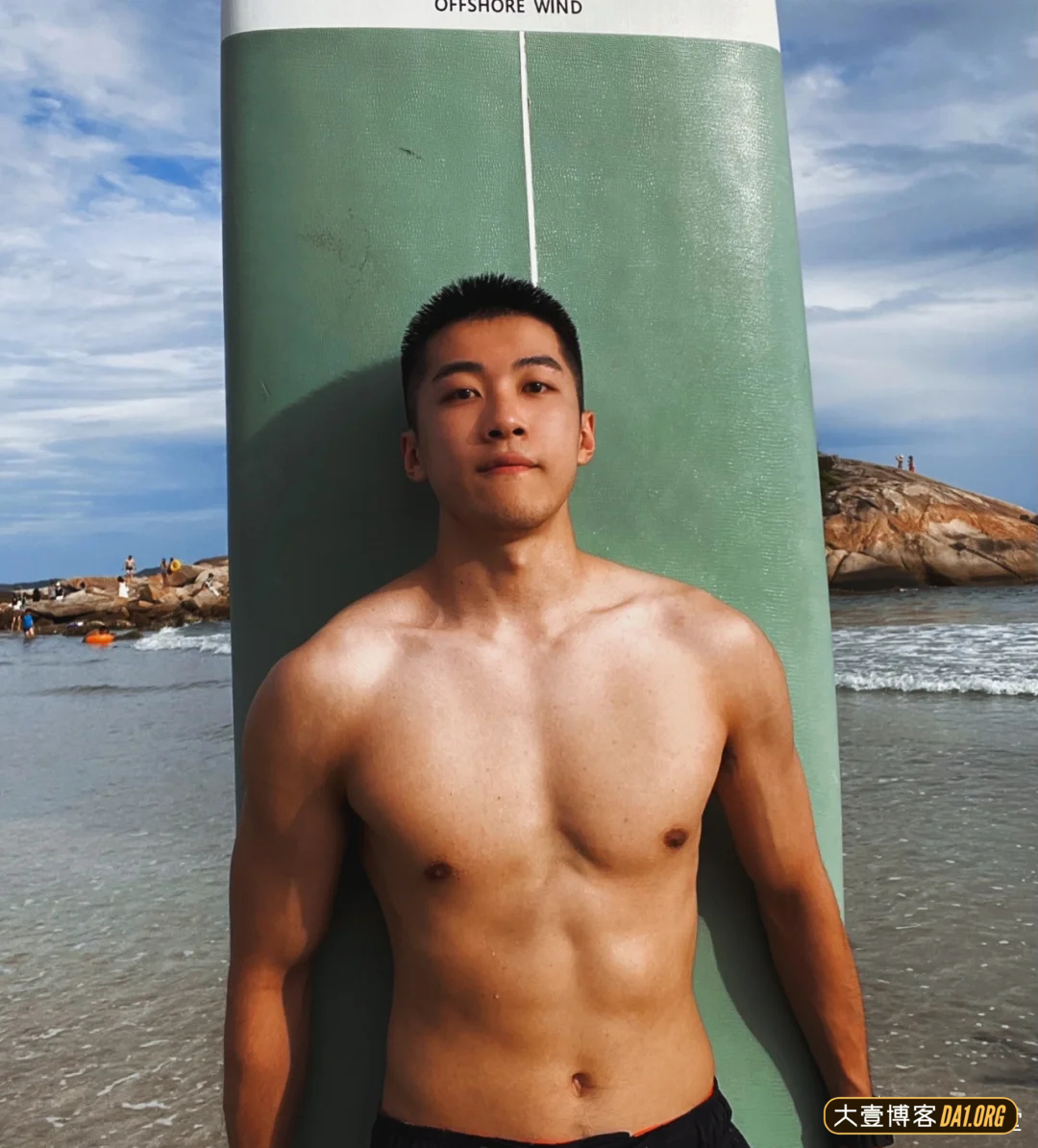 海边冲浪的黑皮帅哥，野蛮体魄真给力！