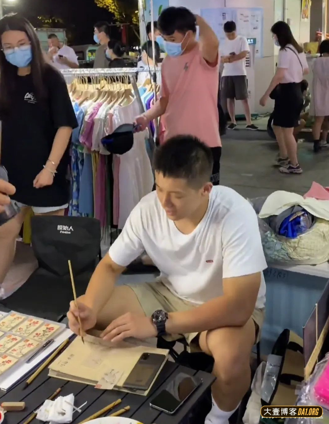 逛夜市偶遇坐在小凳子上画画的帅哥，长相乖乖地，散发着青春气息