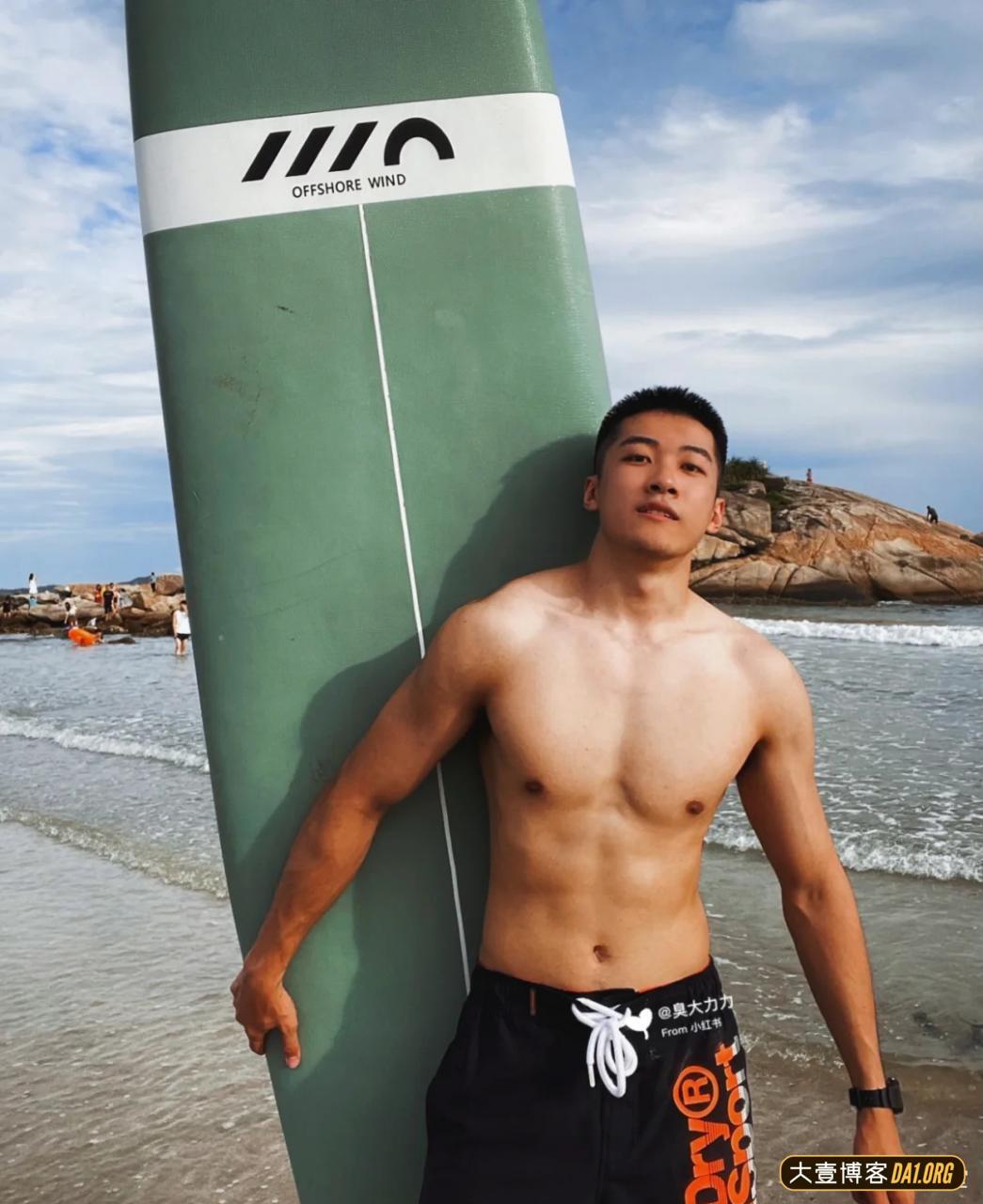 海边冲浪的黑皮帅哥，野蛮体魄真给力！