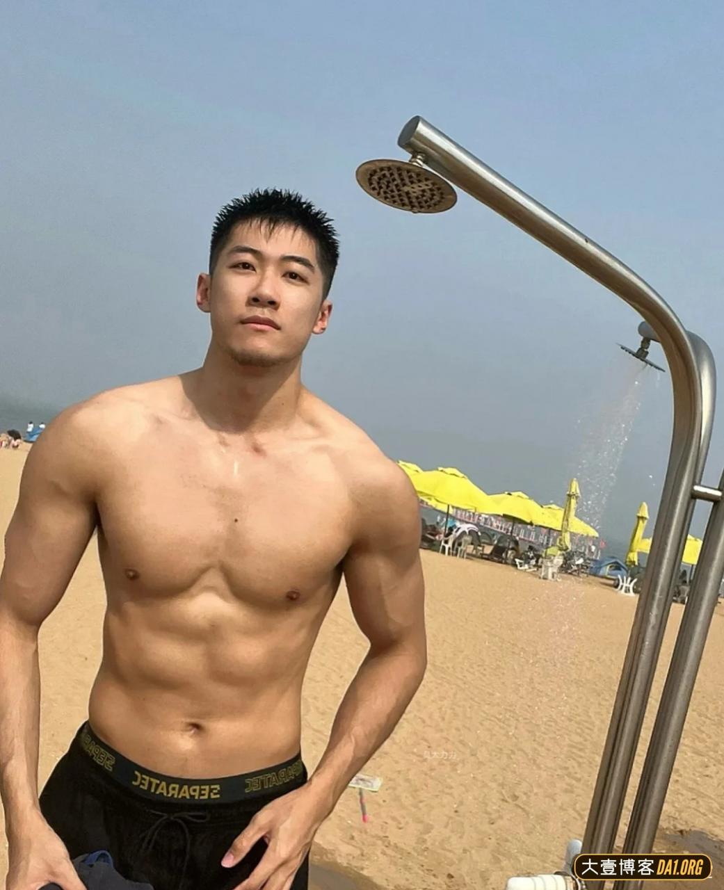 海边冲浪的黑皮帅哥，野蛮体魄真给力！