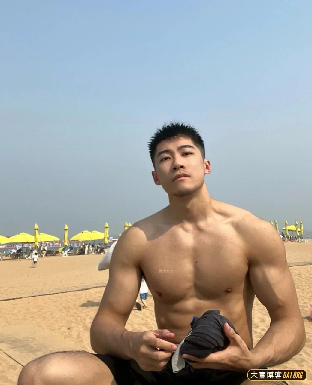 海边冲浪的黑皮帅哥，野蛮体魄真给力！