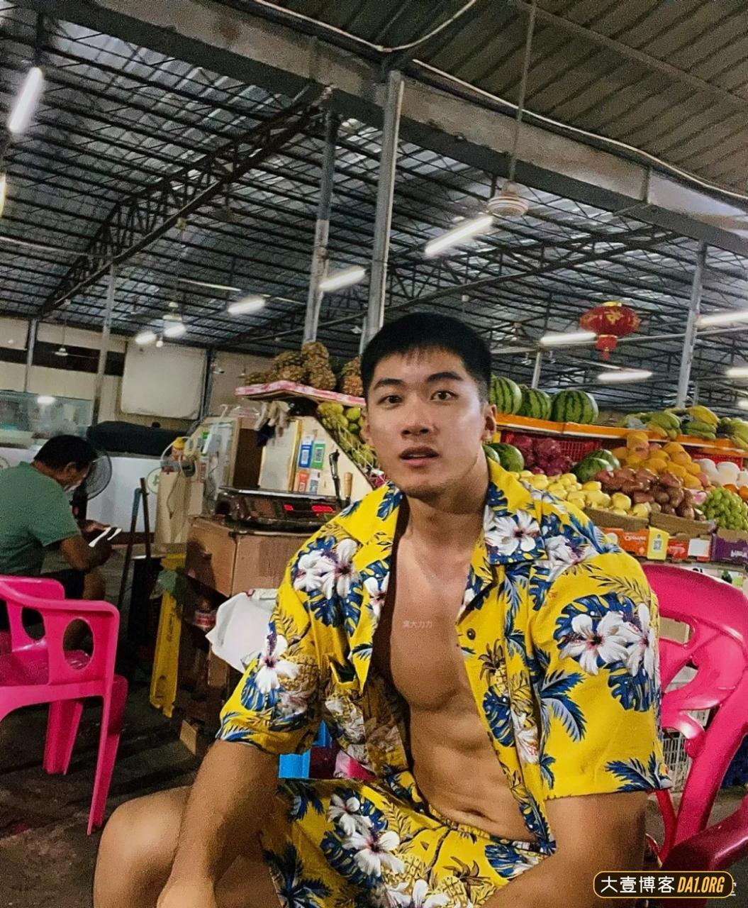 海边冲浪的黑皮帅哥，野蛮体魄真给力！