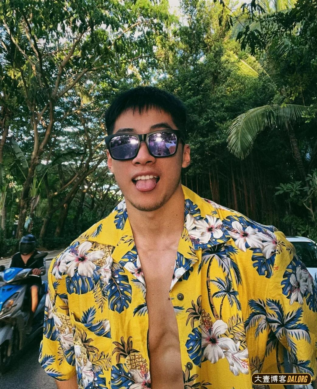 海边冲浪的黑皮帅哥，野蛮体魄真给力！