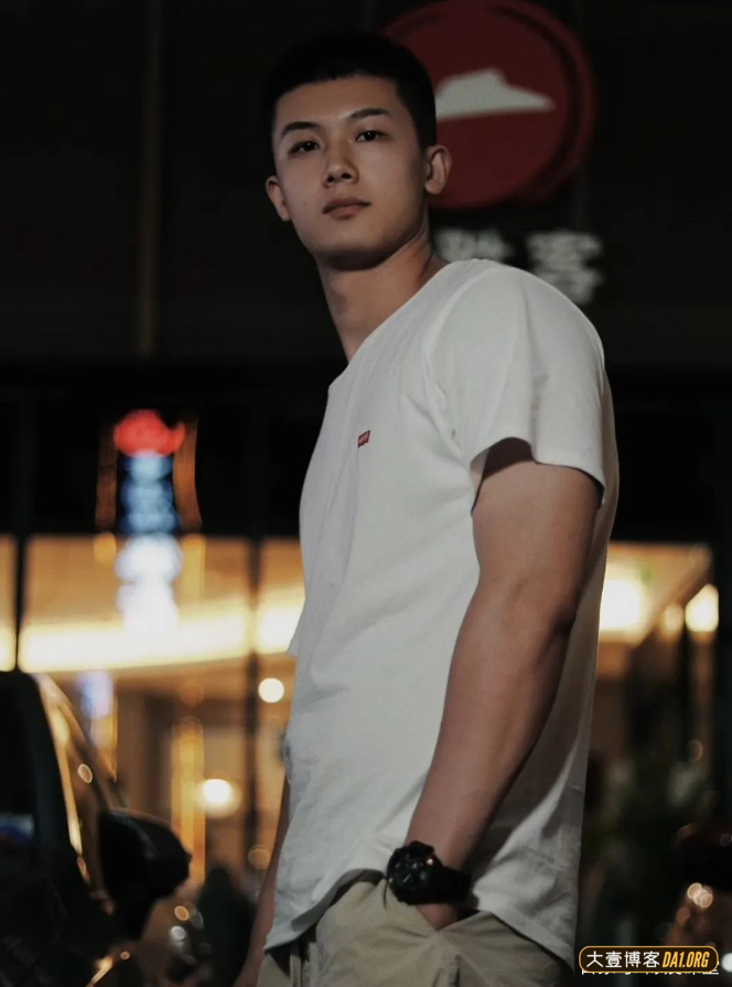 逛夜市偶遇坐在小凳子上画画的帅哥，长相乖乖地，散发着青春气息
