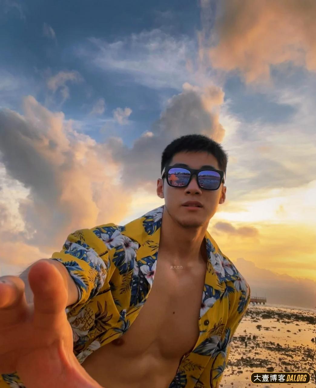 海边冲浪的黑皮帅哥，野蛮体魄真给力！
