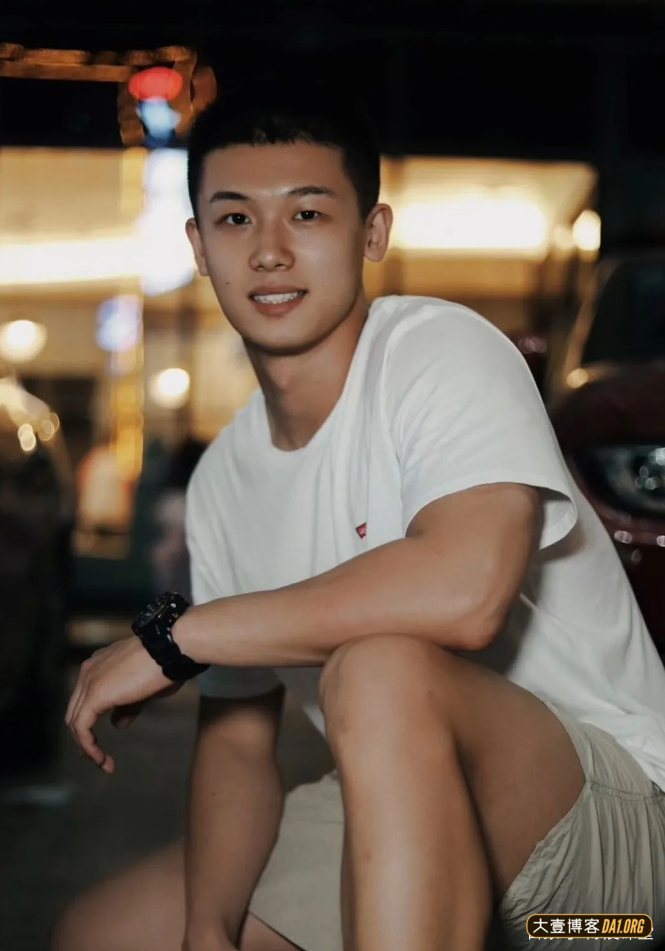 逛夜市偶遇坐在小凳子上画画的帅哥，长相乖乖地，散发着青春气息