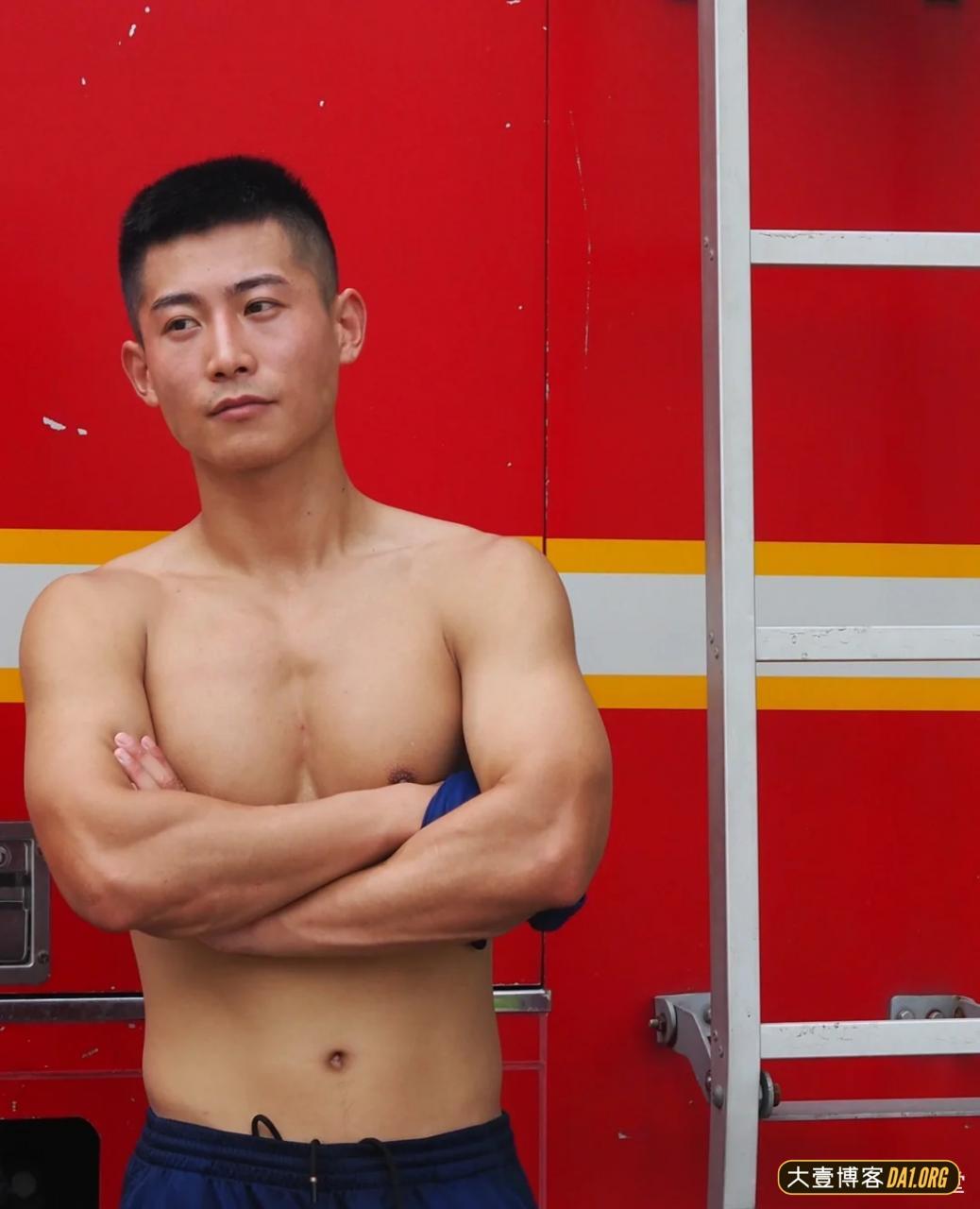 记录消防战士训练间隙，有人需要灭火吗？