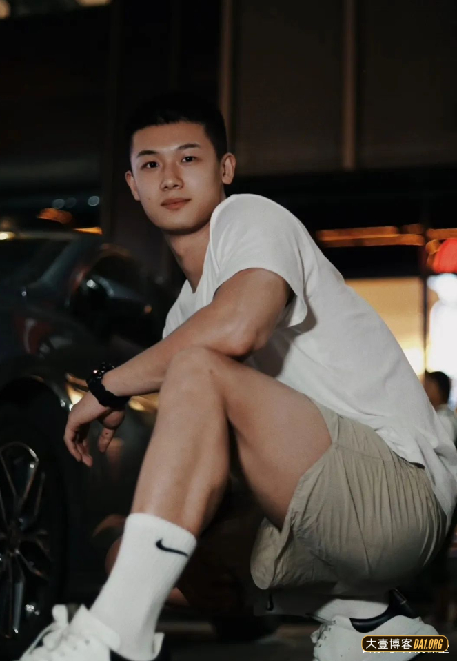 眉清目秀的运动小哥，穿灰裤子太可了，秀出腹肌的他更不错