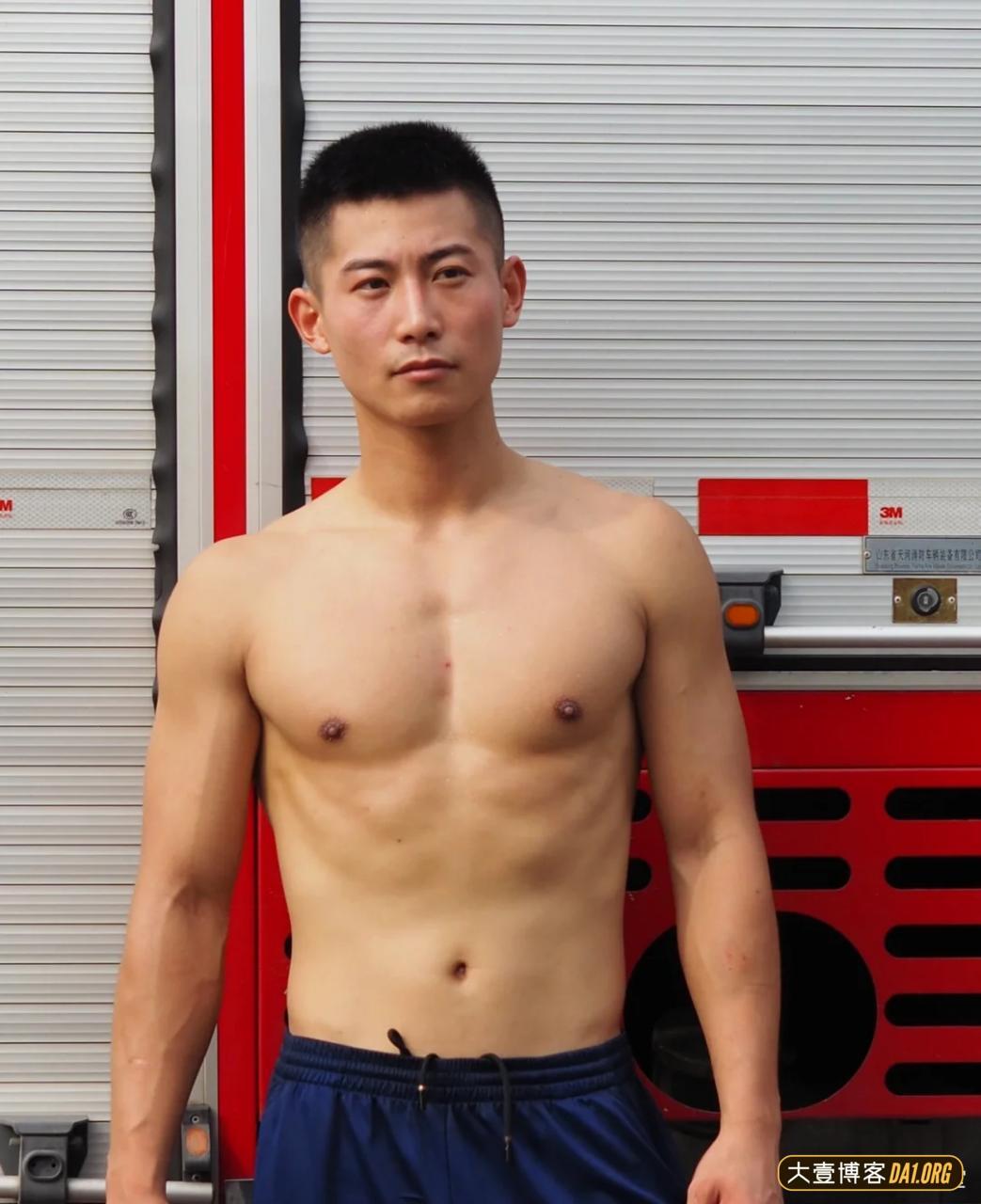 记录消防战士训练间隙，有人需要灭火吗？