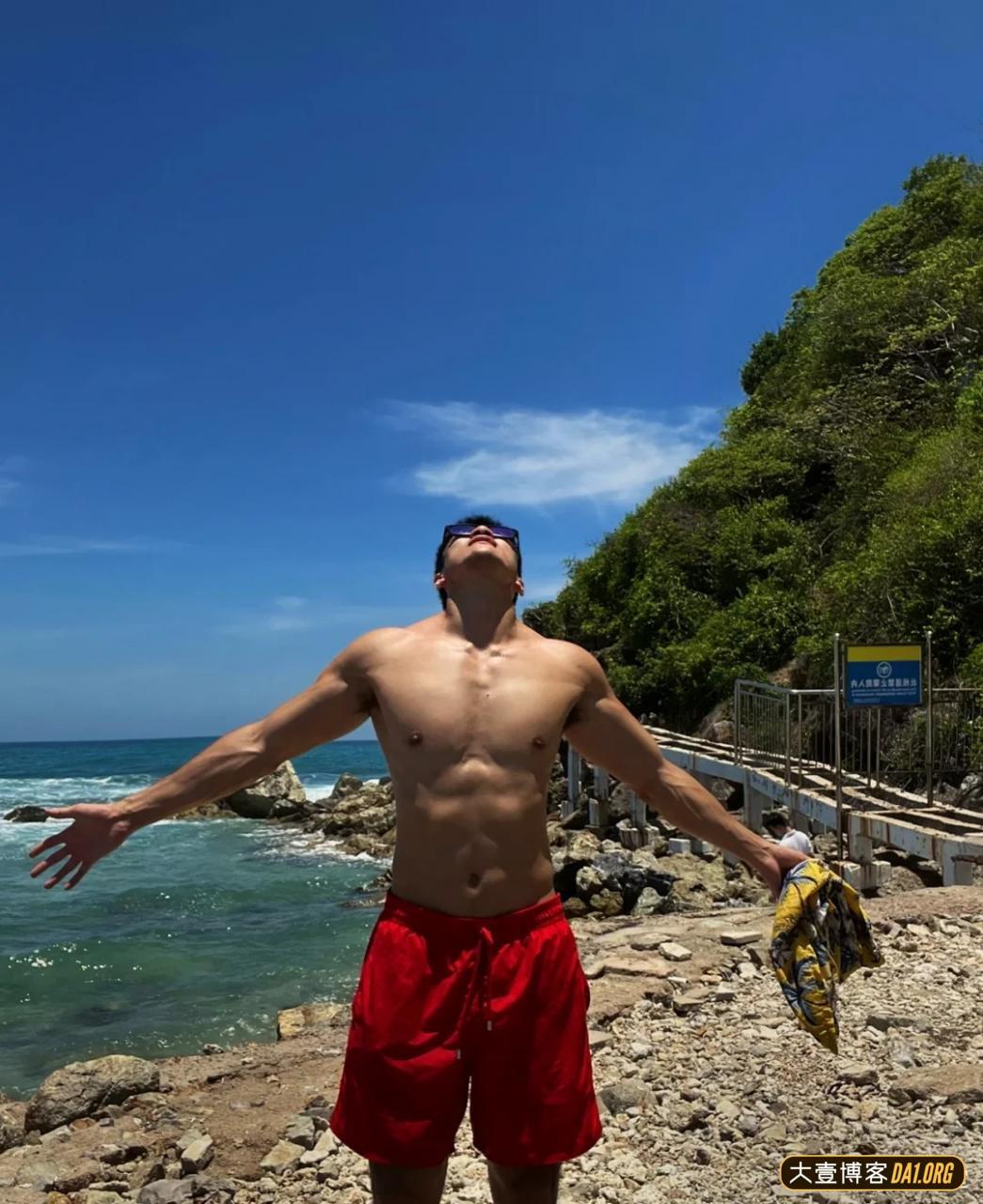 海边冲浪的黑皮帅哥，野蛮体魄真给力！
