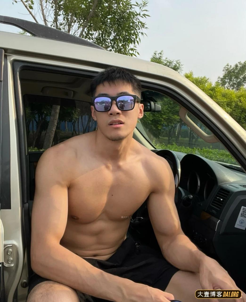 海边冲浪的黑皮帅哥，野蛮体魄真给力！