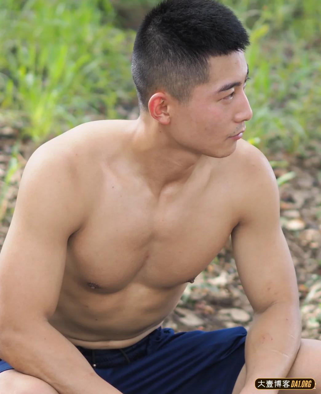 记录消防战士训练间隙，有人需要灭火吗？