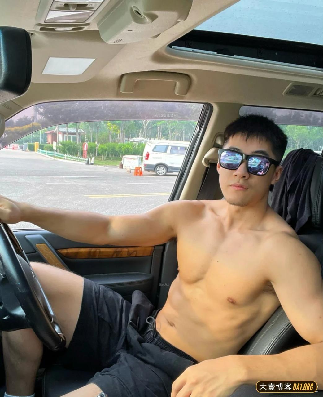 海边冲浪的黑皮帅哥，野蛮体魄真给力！