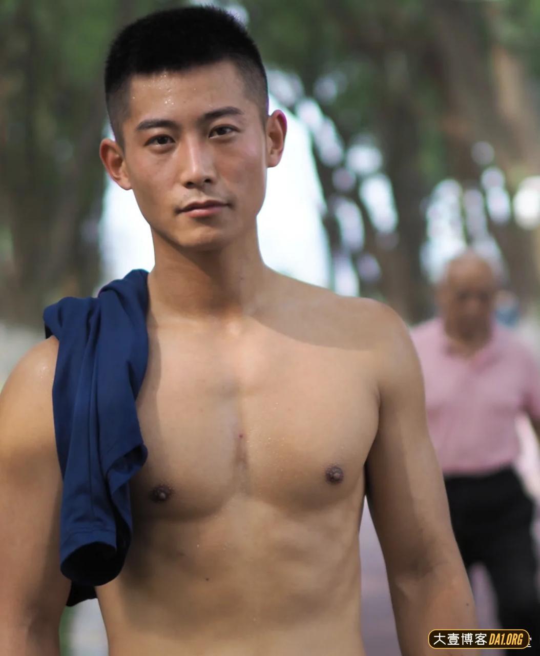 记录消防战士训练间隙，有人需要灭火吗？