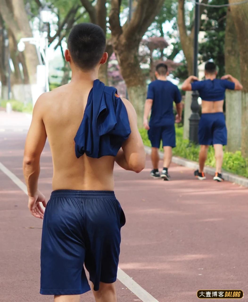 记录消防战士训练间隙，有人需要灭火吗？