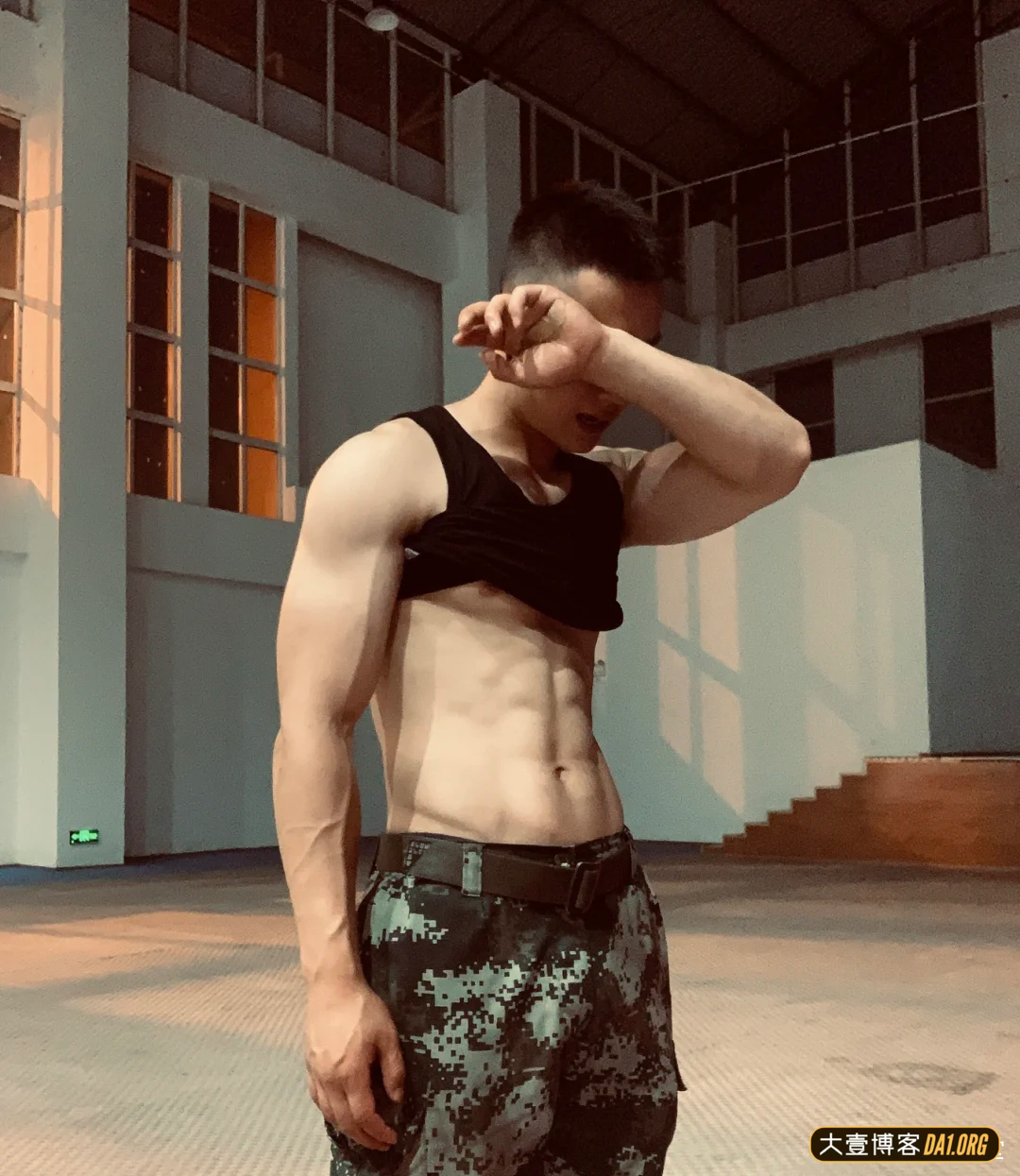 近距离观察迷彩兵哥哥的腹肌,这怕是趴上去拍的吧,有点害羞了 近距离观察迷彩兵哥哥的腹肌,这怕是趴上去拍的吧,有点害羞了