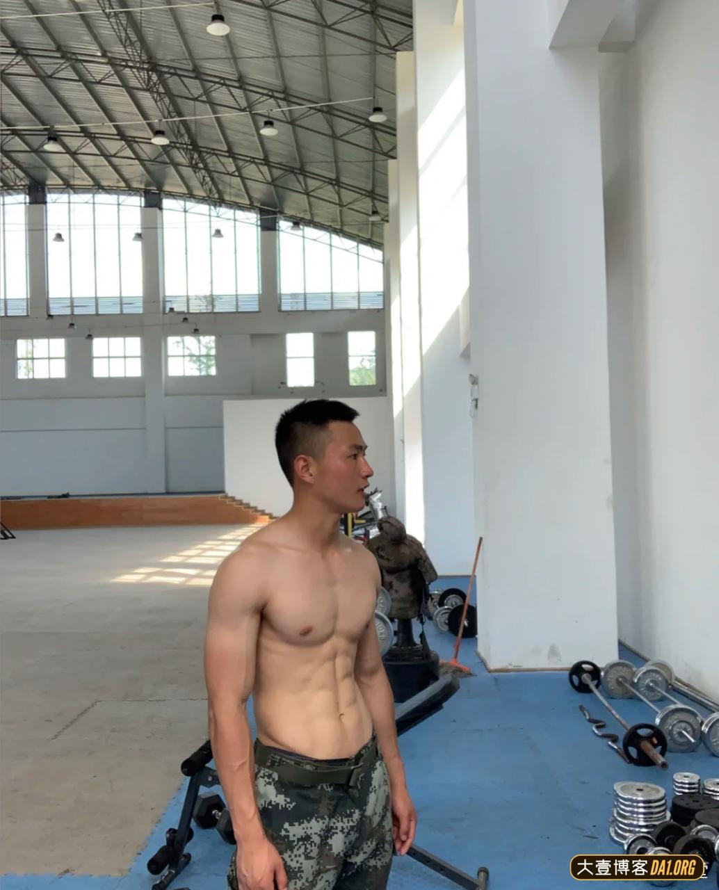 近距离观察迷彩兵哥哥的腹肌,这怕是趴上去拍的吧,有点害羞了 近距离观察迷彩兵哥哥的腹肌,这怕是趴上去拍的吧,有点害羞了