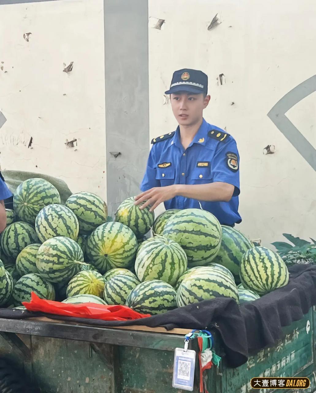 最近走红网络的洛阳帅城管来了！好像唐僧，珠圆玉润的感觉