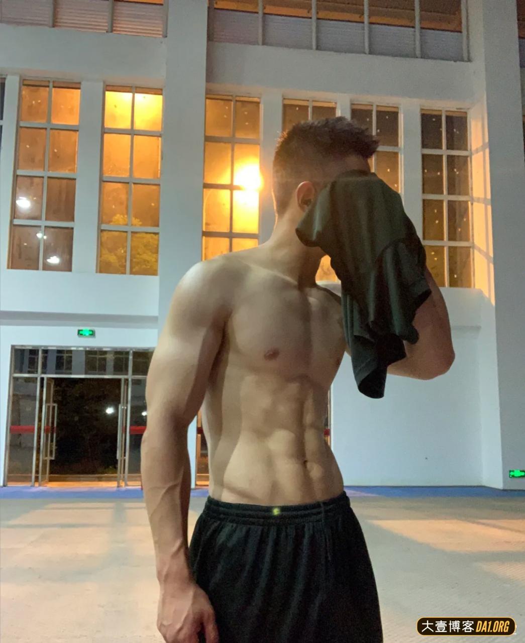 近距离观察迷彩兵哥哥的腹肌,这怕是趴上去拍的吧,有点害羞了 近距离观察迷彩兵哥哥的腹肌,这怕是趴上去拍的吧,有点害羞了