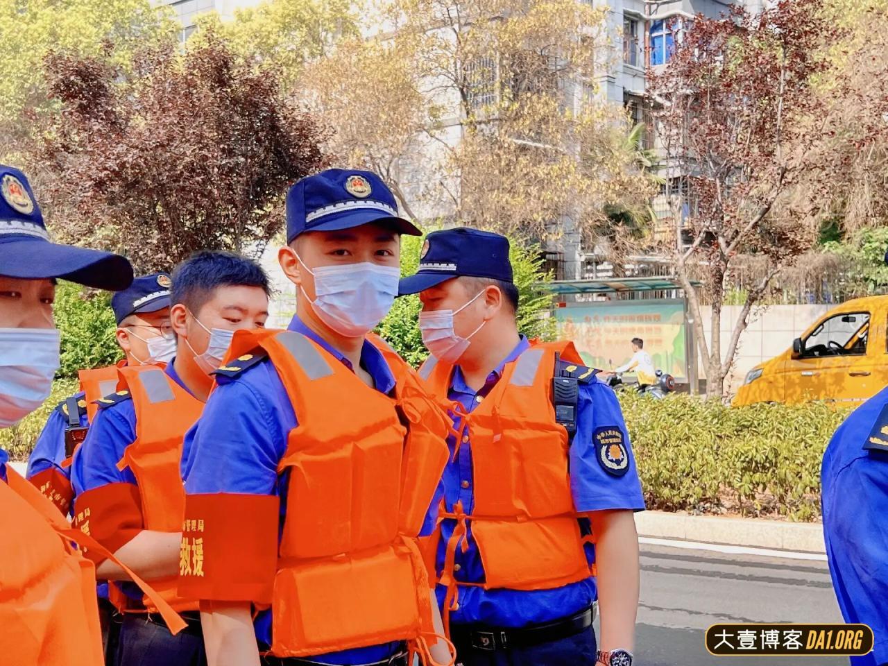 最近走红网络的洛阳帅城管来了！好像唐僧，珠圆玉润的感觉