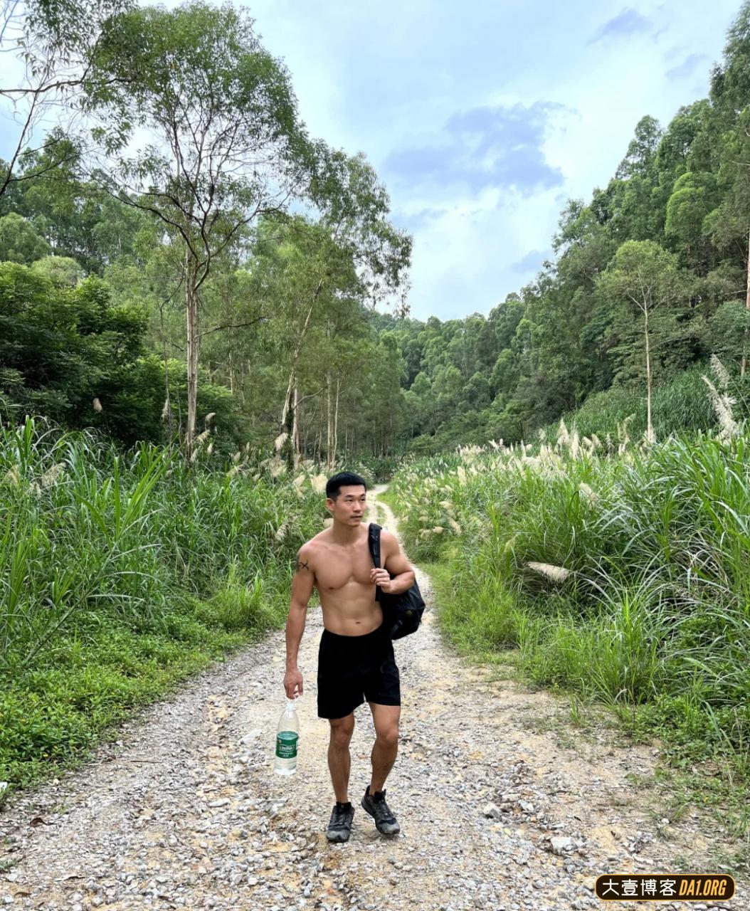 感受下广东糙汉在野外秀身材的魅力,有种糙糙的硬汉感觉 感受下广东糙汉在野外秀身材的魅力,有种糙糙的硬汉感觉