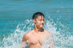 海边嬉戏的型男帅哥，臀腿真优越，这完美的弧度是真实存在的吗？-大壹博客