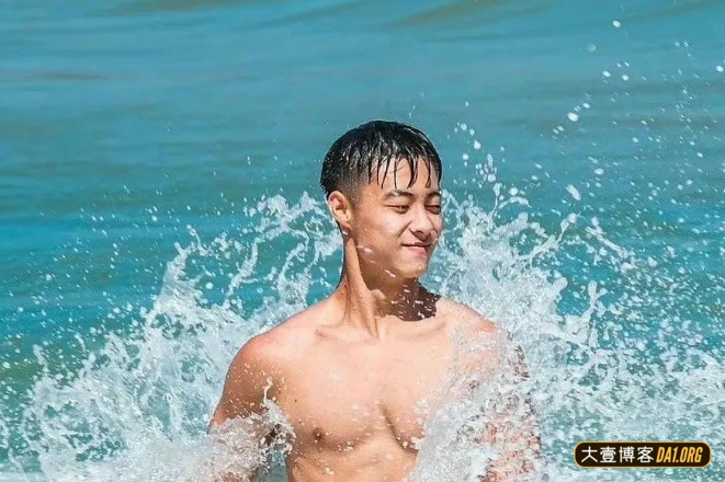 海边嬉戏的型男帅哥，臀腿真优越，这完美的弧度是真实存在的吗？-大壹博客