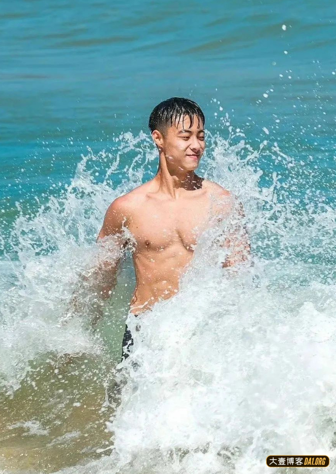 海边嬉戏的型男帅哥,臀腿真优越,这完美的弧度是真实存在的吗? 海边嬉戏的型男帅哥,臀腿真优越,这完美的弧度是真实存在的吗?