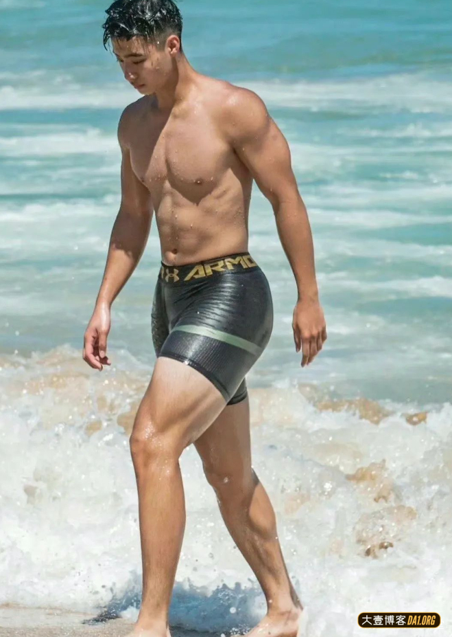 海边嬉戏的型男帅哥,臀腿真优越,这完美的弧度是真实存在的吗? 海边嬉戏的型男帅哥,臀腿真优越,这完美的弧度是真实存在的吗?