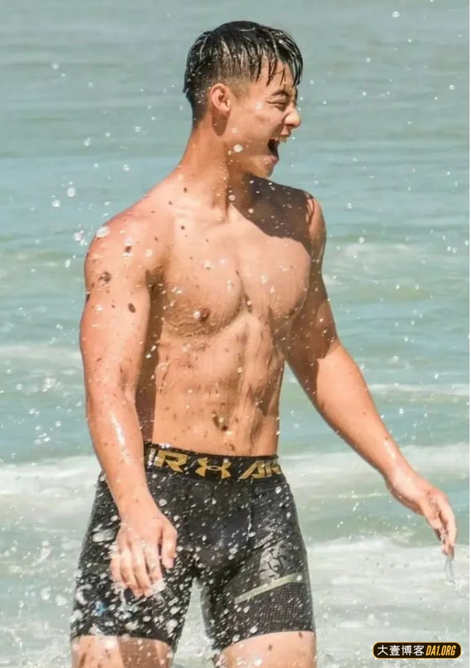 海边嬉戏的型男帅哥,臀腿真优越,这完美的弧度是真实存在的吗? 海边嬉戏的型男帅哥,臀腿真优越,这完美的弧度是真实存在的吗?