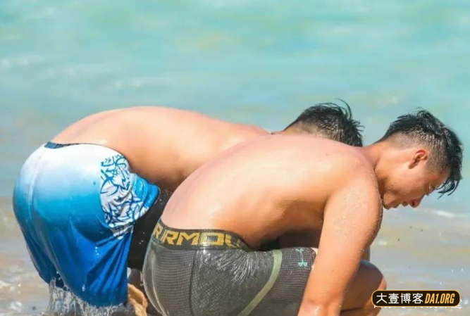 海边嬉戏的型男帅哥,臀腿真优越,这完美的弧度是真实存在的吗? 海边嬉戏的型男帅哥,臀腿真优越,这完美的弧度是真实存在的吗?