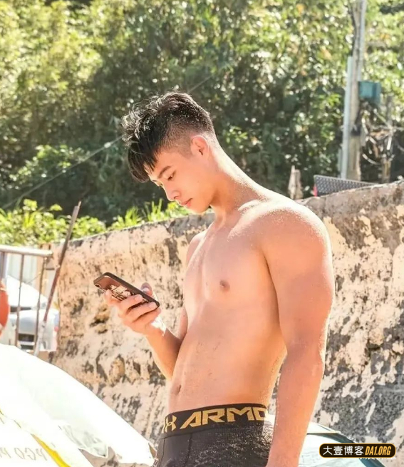 海边嬉戏的型男帅哥,臀腿真优越,这完美的弧度是真实存在的吗? 海边嬉戏的型男帅哥,臀腿真优越,这完美的弧度是真实存在的吗?