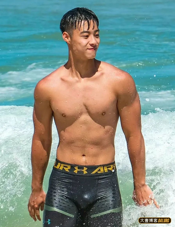 海边嬉戏的型男帅哥,臀腿真优越,这完美的弧度是真实存在的吗? 海边嬉戏的型男帅哥,臀腿真优越,这完美的弧度是真实存在的吗?