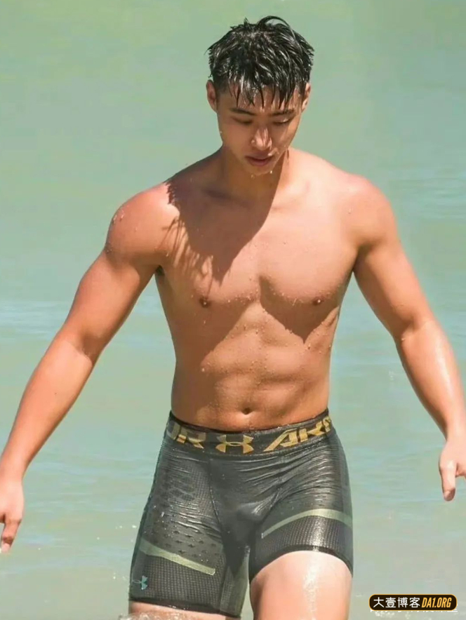 海边嬉戏的型男帅哥,臀腿真优越,这完美的弧度是真实存在的吗? 海边嬉戏的型男帅哥,臀腿真优越,这完美的弧度是真实存在的吗?