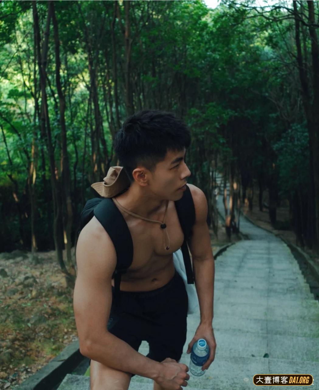 自称土狗的黑皮帅哥,能给你安全感吗? 自称土狗的黑皮帅哥,能给你安全感吗?