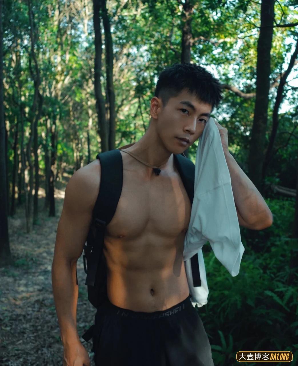 自称土狗的黑皮帅哥,能给你安全感吗? 自称土狗的黑皮帅哥,能给你安全感吗?