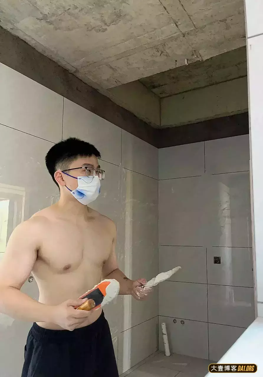 白皙的肌肉粉刷匠，虎狼之词差点就喷出来了