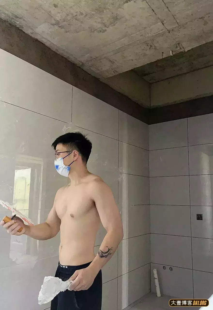 白皙的肌肉粉刷匠，虎狼之词差点就喷出来了