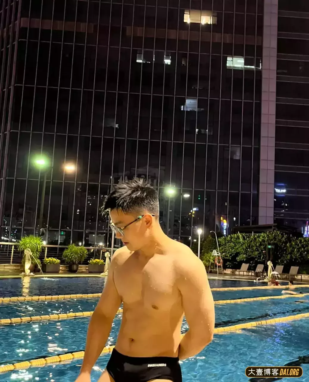 白皙的肌肉粉刷匠，虎狼之词差点就喷出来了