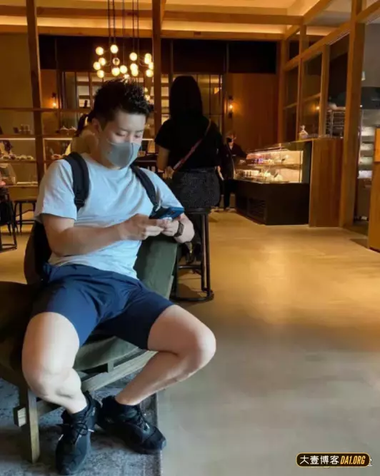 粉丝投稿：一组野生帅哥，发达的腿部肌肉很赞！