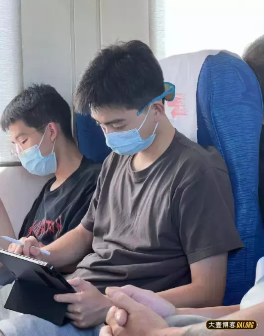 粉丝投稿：一组野生帅哥，发达的腿部肌肉很赞！