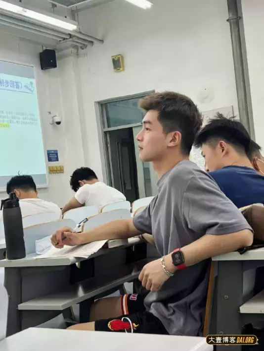 粉丝投稿：一组野生帅哥，发达的腿部肌肉很赞！