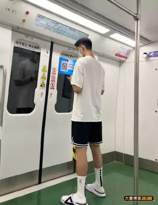 粉丝投稿：一组野生帅哥，发达的腿部肌肉很赞！