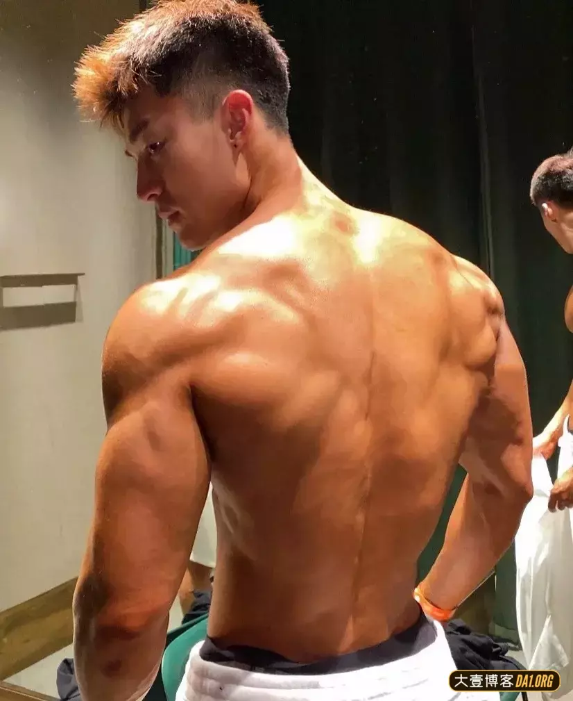 当肌肉帅哥披上正装，霸总文学照进现实！