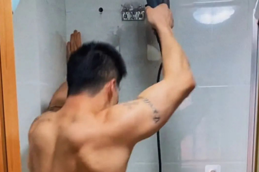 抓拍来我家装热水器的安装工，肌肉好大块-大壹博客
